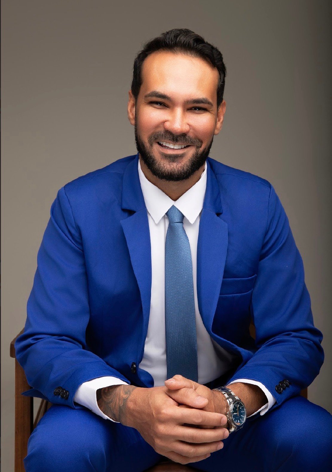 Edvaldo Antonio da Silva, advogado previdenciário, sorrindo de terno azul